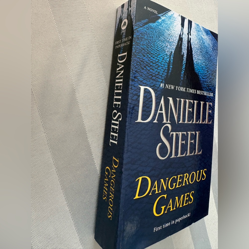 5/$20 Danielle Steel "Dangerous Games" Paperback Novel - Picture 1 of 1